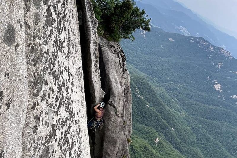 Escalade sur plusieurs voies sur la montagne Bukhan à Séoul
