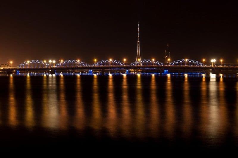 Kayak de nuit dans le canal de la ville de Riga