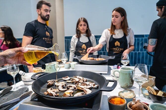 Cours de cuisine paella à Madrid avec accord vin sans fond
