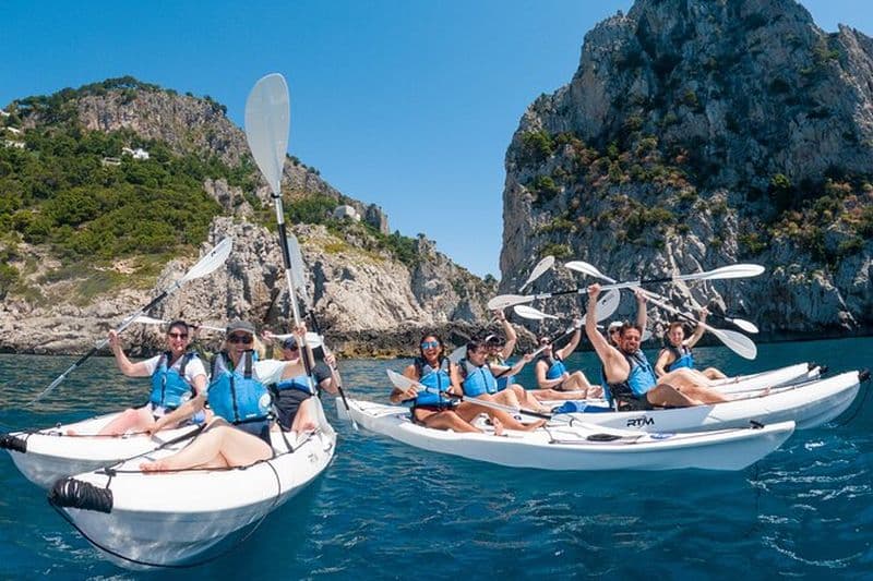 Excursions en kayak sur Capri entre grottes et plages. Photos GoPro incluses.