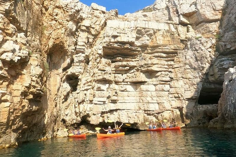 PULA : Visite en kayak de Sea Cave&3 Islands, avec saut de falaise et plongée en apnée