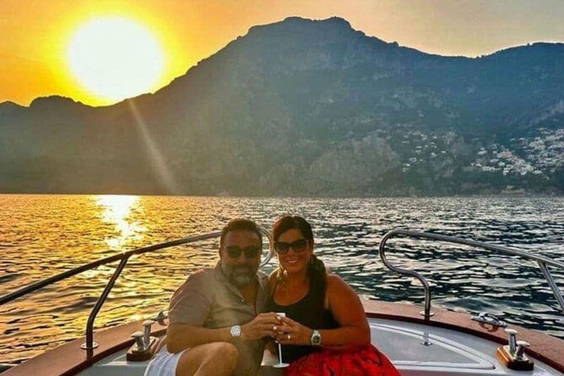Croisière semi-privée au coucher du soleil: Boissons, baignade et vues panoramiques