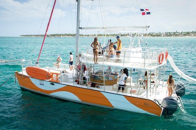 Excursion en catamaran avec snorkeling et sortie sur l'eau en petit groupe à Punta Cana