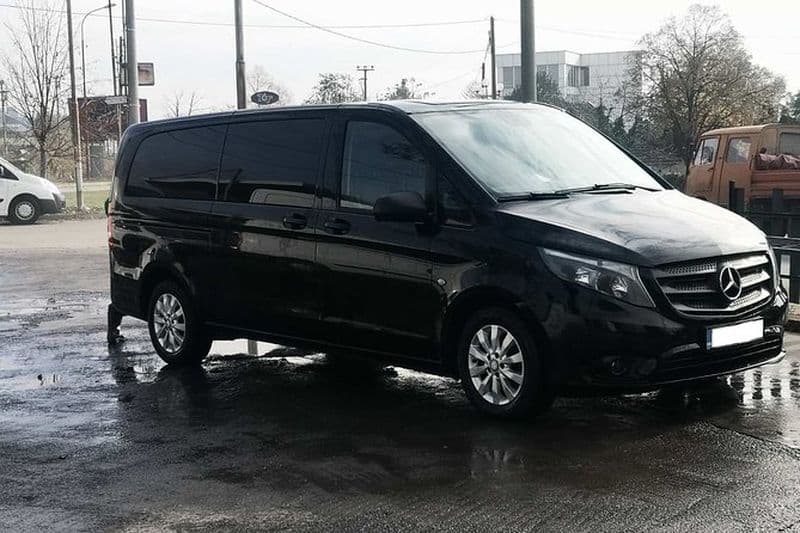 Transfert de l'aéroport de Skopje en Van jusqu'à 8 passagers