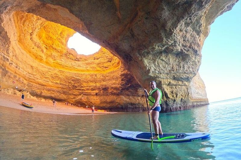 Expérience de paddleboard en petit groupe dans la grotte de Benagil avec photos 4K