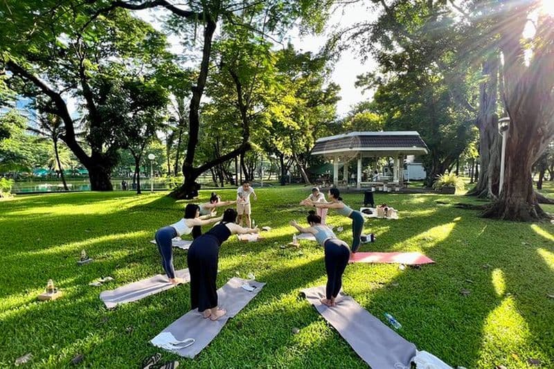 Yoga dans le parc Thaïlande