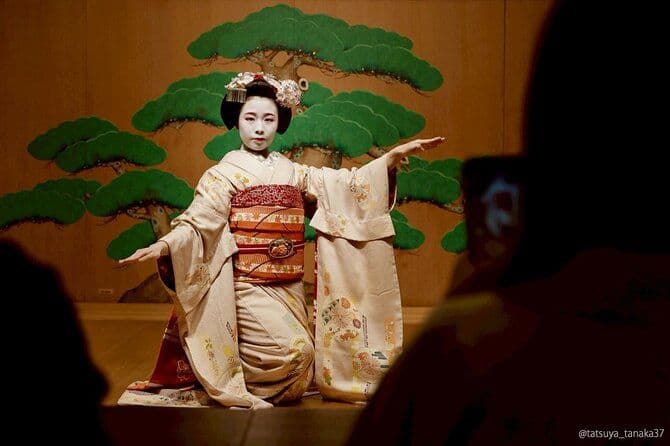 Cérémonie de danse et de thé Maiko sur une scène nô à Kyoto