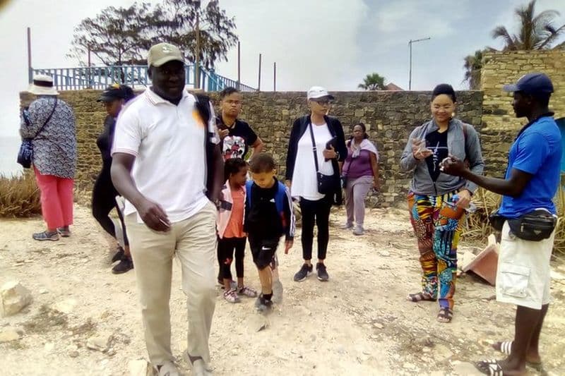 Combinaison d'une journée complète du lac rose et du village de pêche