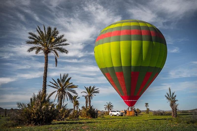 Vol en montgolfière au-dessus de la ville classique de Marrakech avec petit-déjeuner berbère