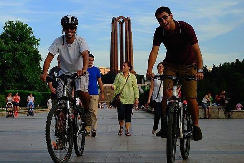 Tour en vélo de Bucarest - Ville des contrastes
