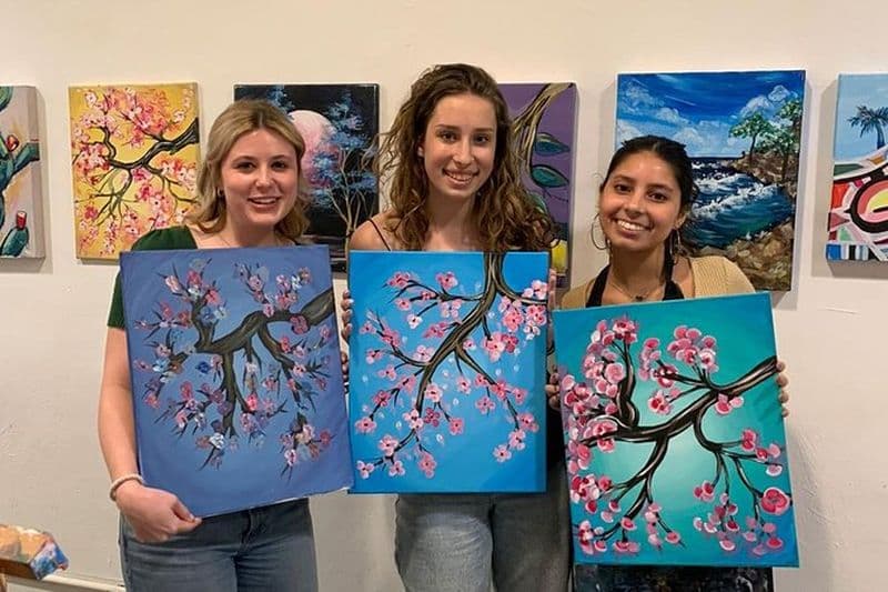 Atelier Peinture & Vin dans un atelier d'art à Barcelone