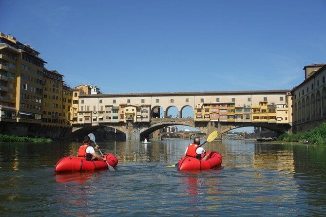 Kayak sur l'Arno à Florence sous les arches de Pontevecchio