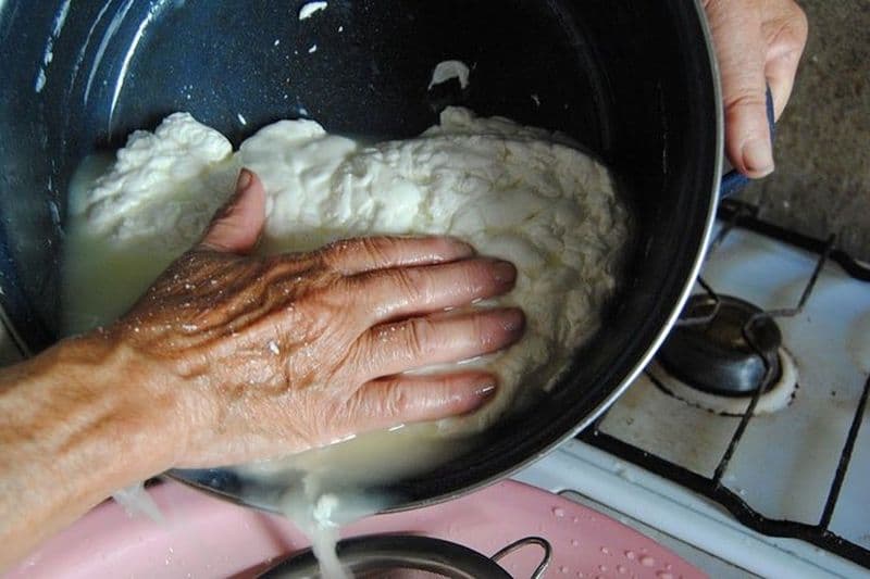 Atelier de fabrication de fromage et pain marocain