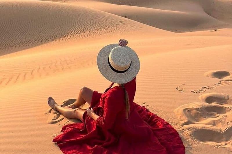 Excursion privée d'une journée à Wahiba Sands et Wadi Bani Khalid (safari dans le désert)