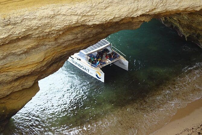 Grottes de Benagil et côte de Portimão sur un catamaran écologique