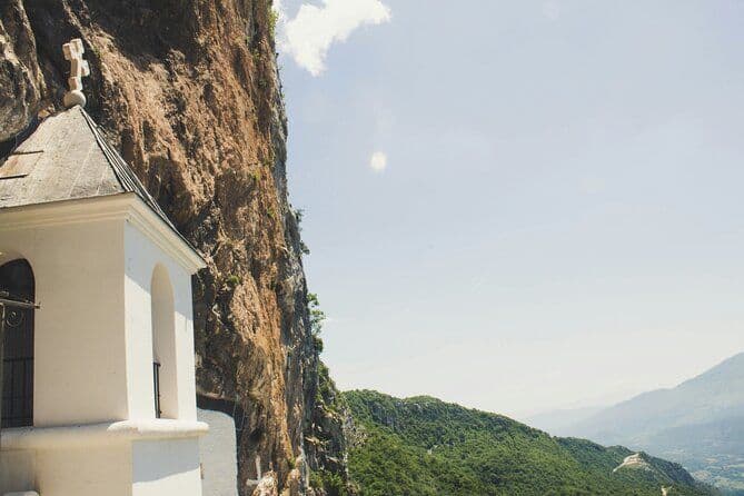 Transfert privé de Podgorica au monastère d'Ostrog (minivan)