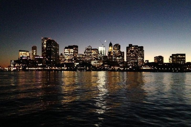 Voile de nuit dans le port de Boston