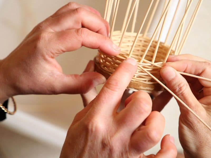 Réalisez votre panier en rotin et son anse en cuir