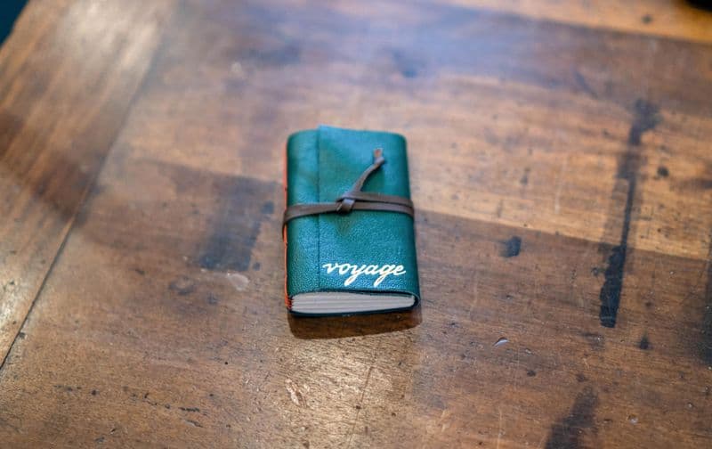 Réalisez votre carnet de voyage en cuir local