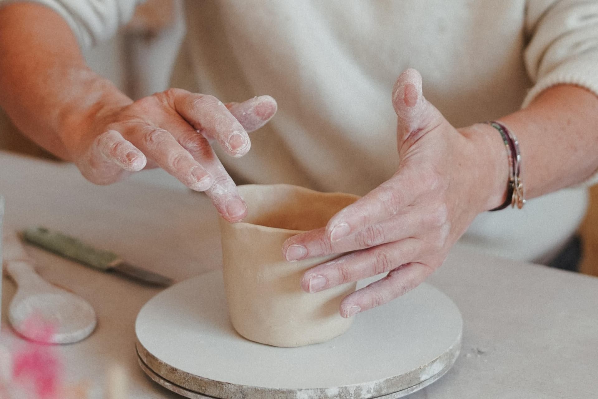 Initiez-vous au modelage et au décor sur céramique