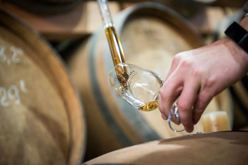 Assemblez votre whisky et dégustez des saucisses