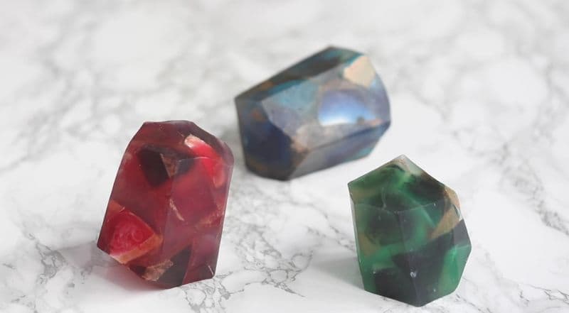 Réalisez vos savons en forme de pierres précieuses
