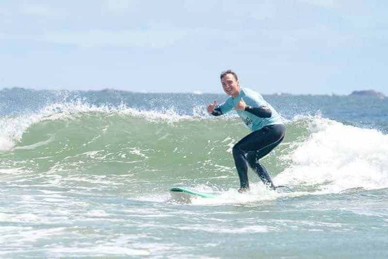 Billet Porto : cours de surf sur la plage d'Azurara avec prise en charge en option