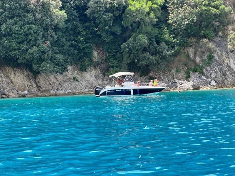 Billet Saranda : Sortie en bateau vers les grottes cachées et Krorez + Parasol gratuit