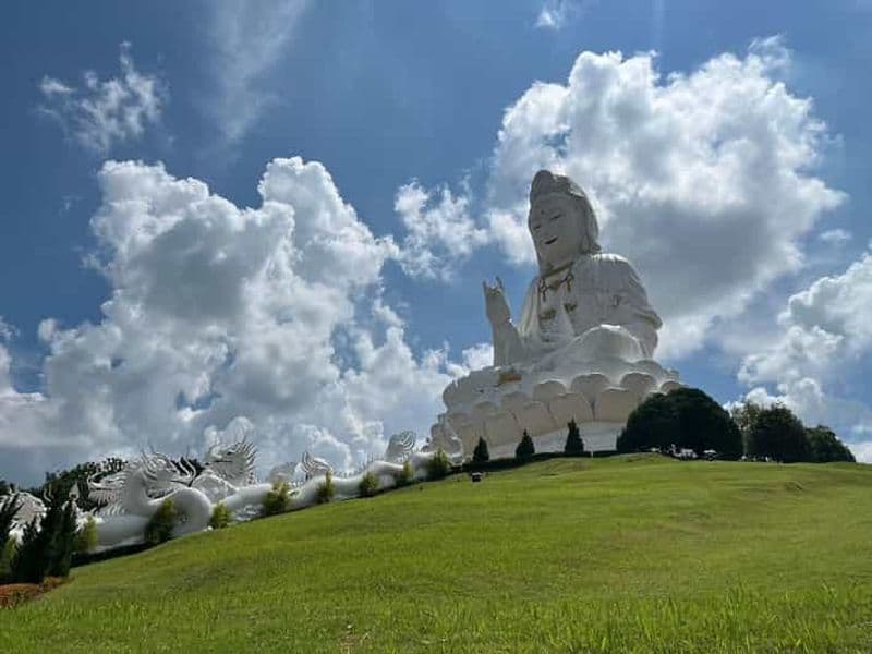 Billet Chiang Mai : excursion d'une journée aux temples rouges, blancs et bleus de Chiang Rai
