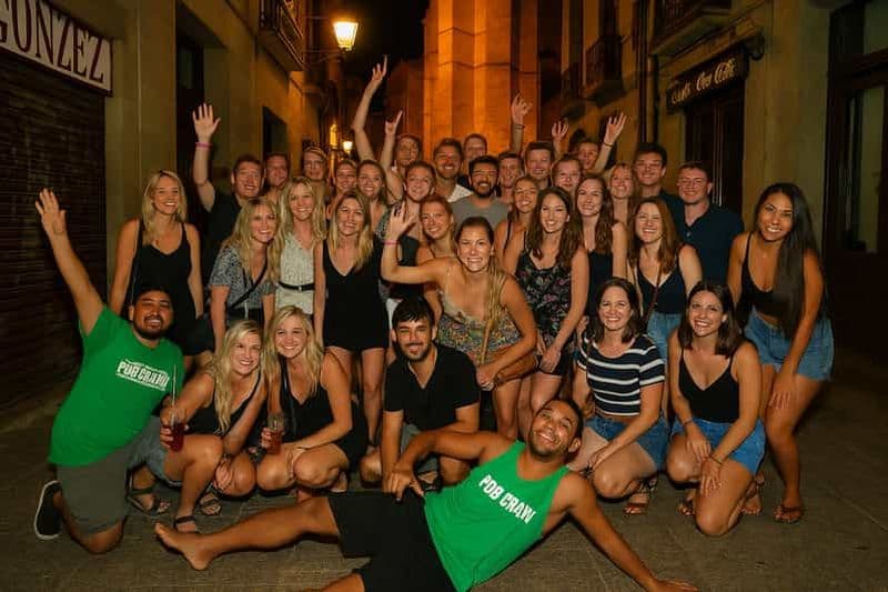 Billet Vie nocturne à Rhodes : tournée des bars dans la vieille ville - 5 bars et shots gratuits
