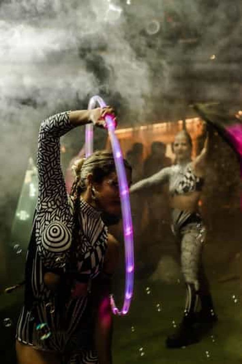 Billet Malaga : Paradox, une fête immersive avec de la musique techno et de l'art vivant.