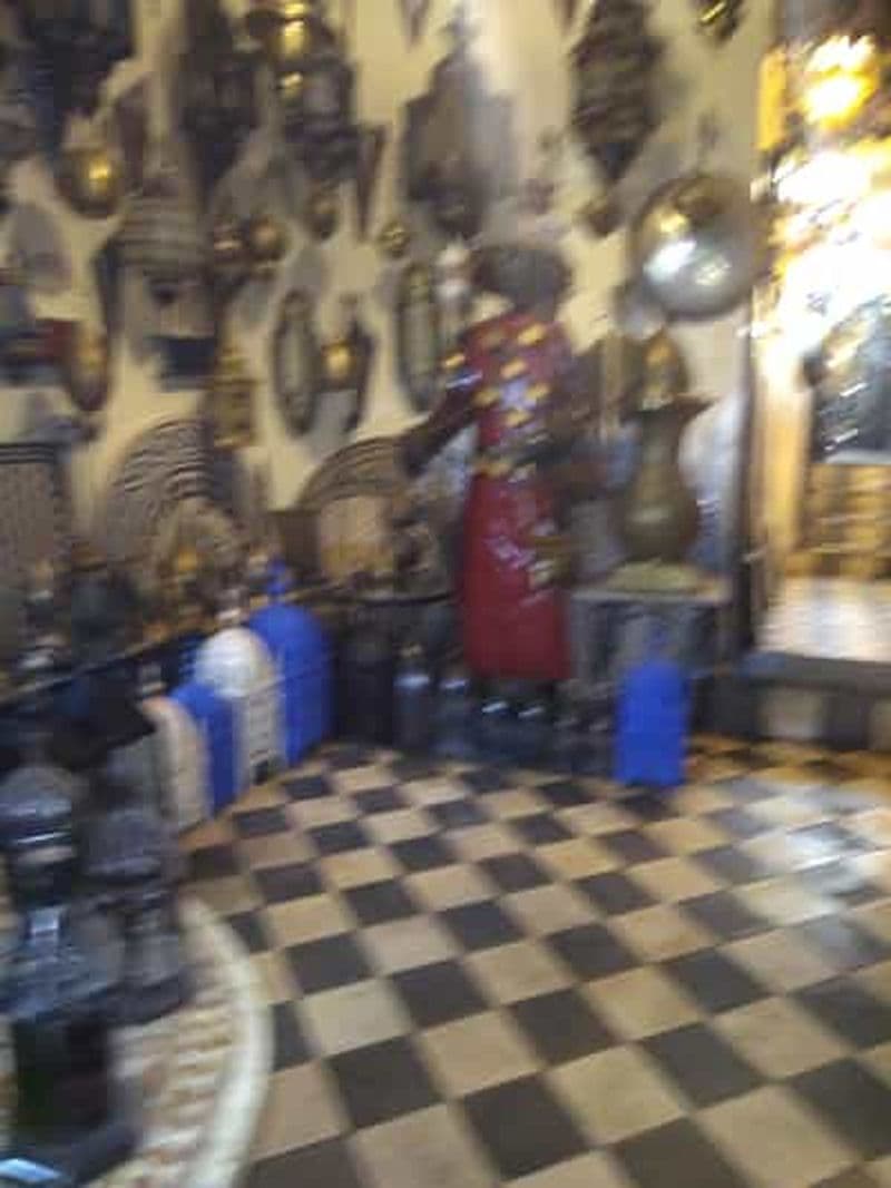 Billet Les souks sont des marchés animés où l'on trouve des artisans locaux.