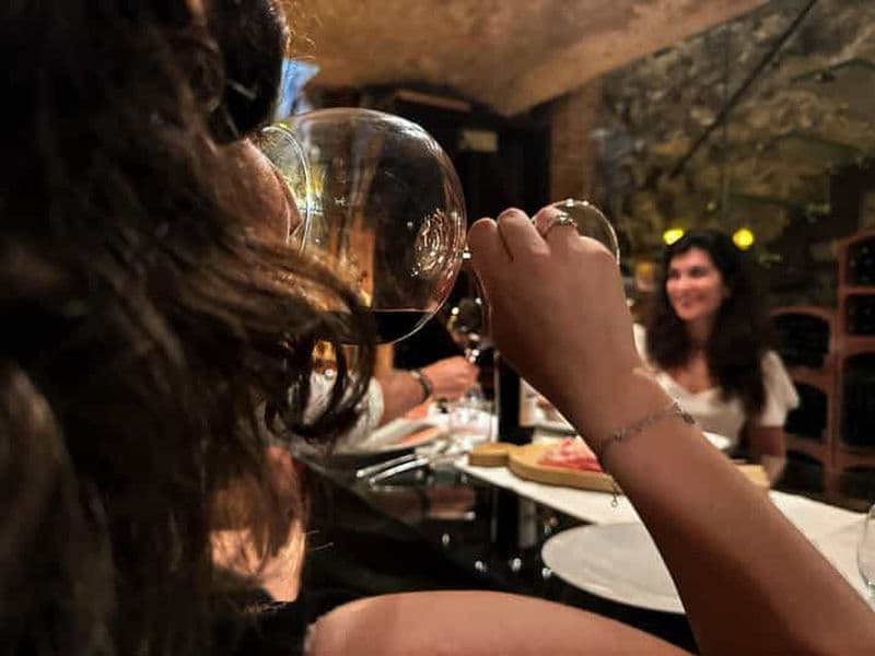 Billet Dégustation de vins et de produits du terroir de Campanie dans une cave souterraine de Sorrente