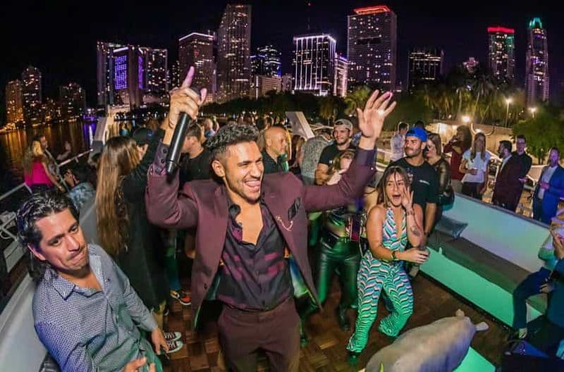 Billet Boîte de nuit à 3 étages sur un méga yacht océanique avec open bar pendant 3 heures