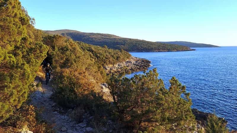 Billet Découvrez la péninsule de Lustica en vélo électrique.