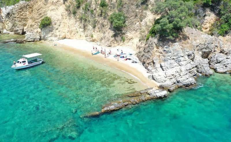 Billet Depuis Ksamil : tour en bateau vers l'île de Tongo avec déjeuner barbecue