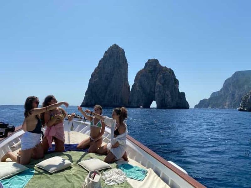 Billet Capri : Croisière sur l'île et les grottes avec collations et boissons