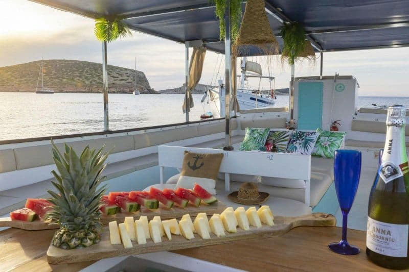 Billet Sunset boat tour with tapas, open bar and water sports in Ibiza