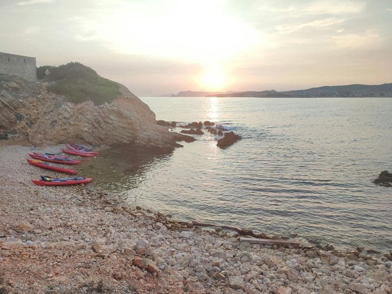 Billet Excursion guidée en kayak au coucher du soleil au départ de Bandol avec apéritifs et boissons