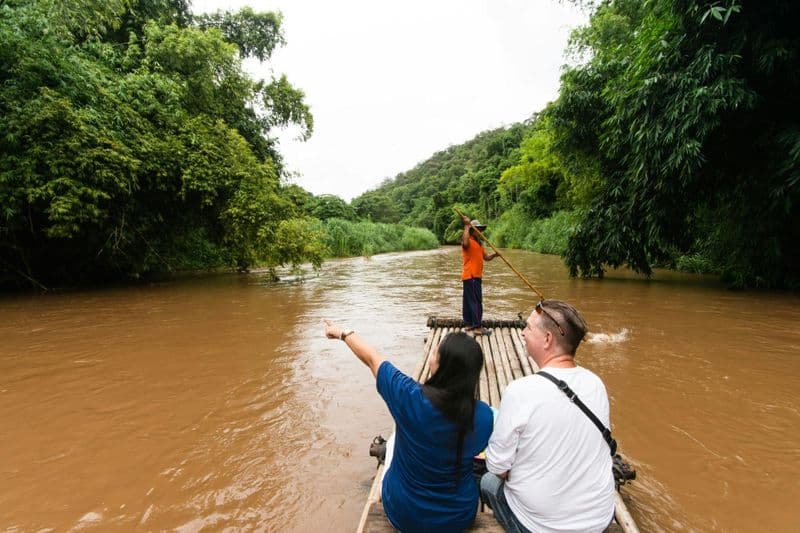 Billet Rafting en bambou le long de la rivière Chiang Mai en Thaïlande