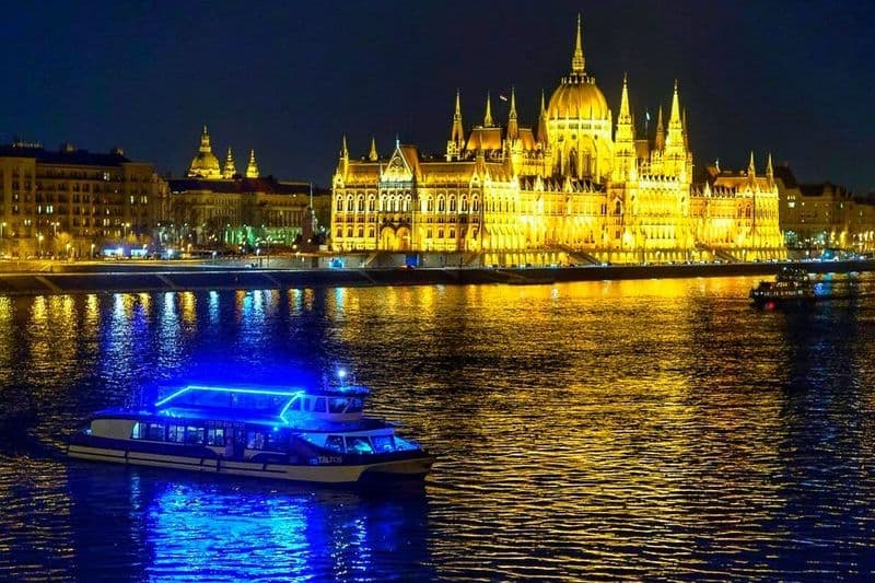 Billet Budapest : Croisière sur le Danube : vins et bouchées avec concert de piano en direct