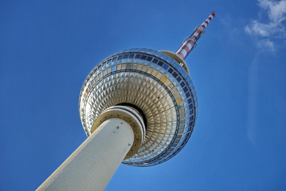 Tour TV de Berlin vue en contre plongée