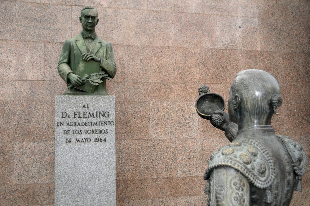 hommage à Alexander Fleming aux arènes