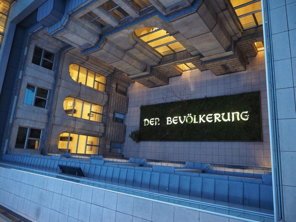 œuvres d’art « Der Bevölkerung » de Hans Haacke 