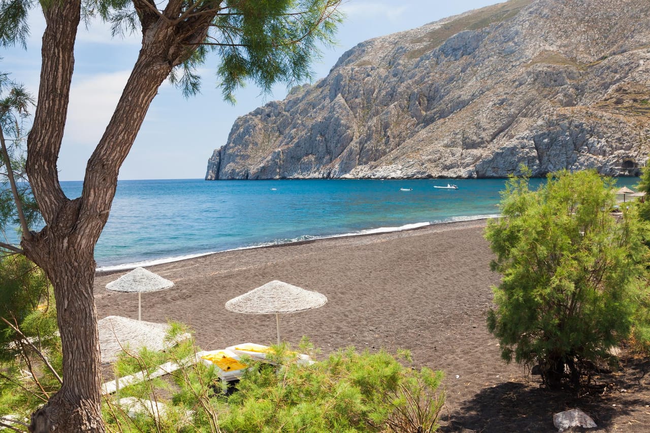 visiter-la-plage-de-kamari-santorin-billets-prix-horaires