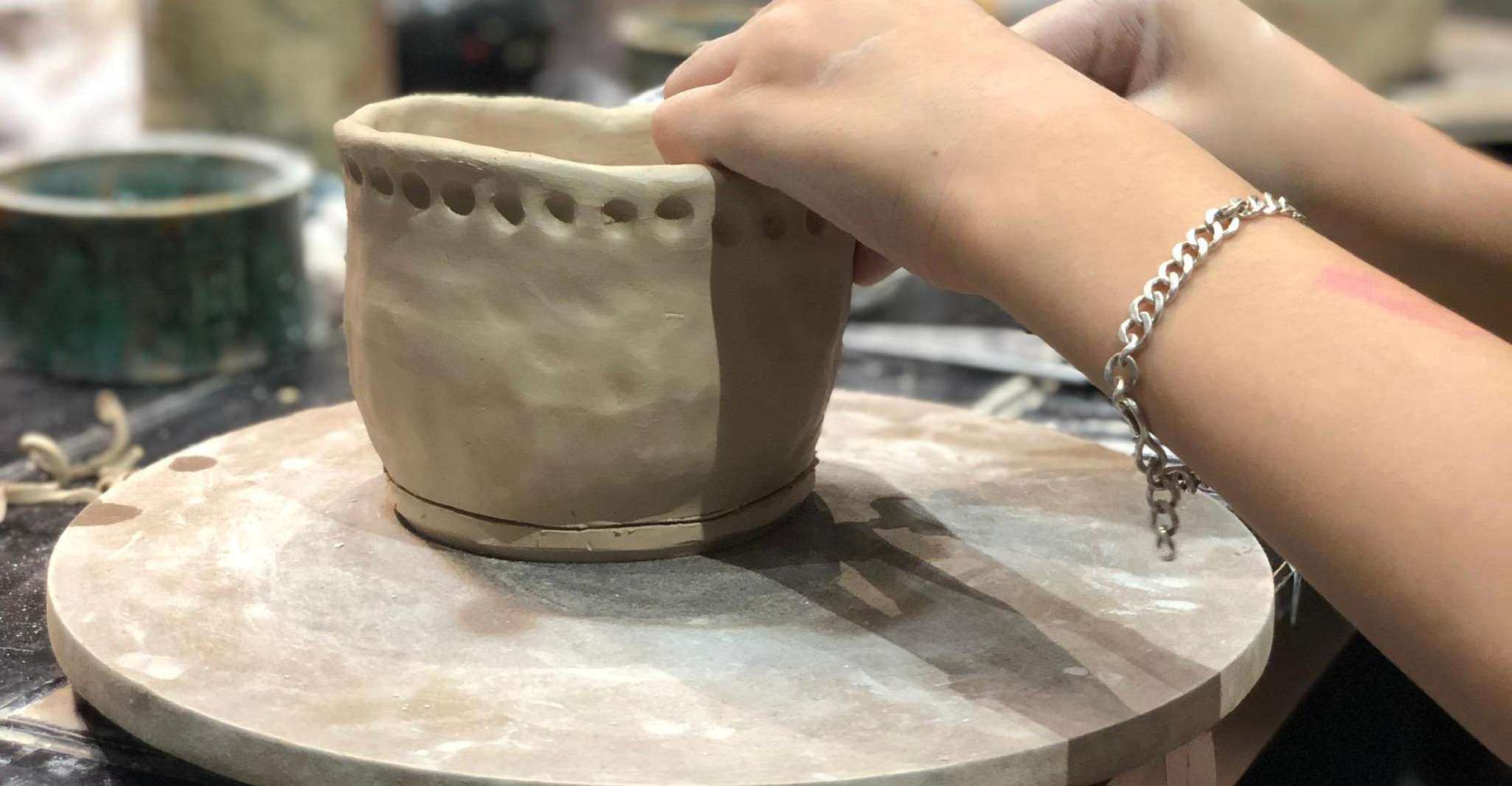 Façonner la céramique dans un atelier local