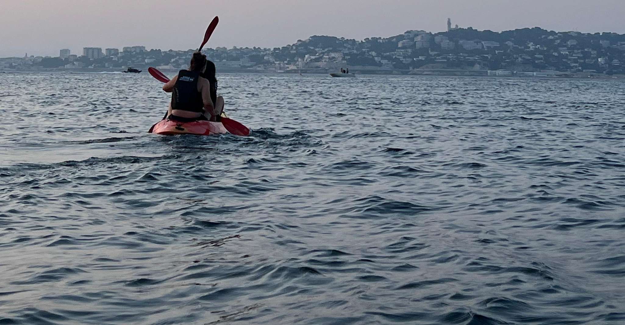 Pagayer en kayak le long des calanques