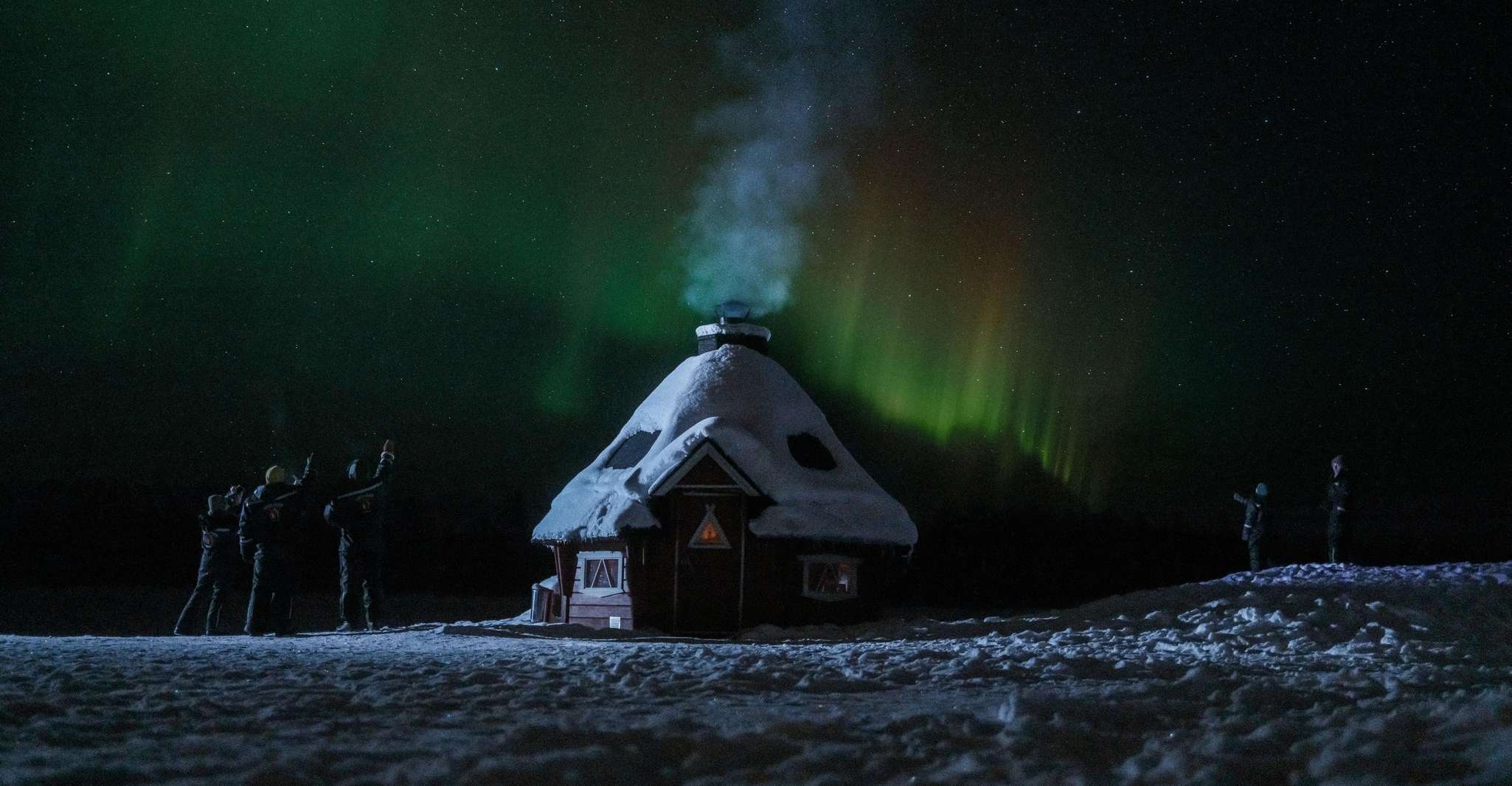 Observer les aurores boréales dans le ciel arctique