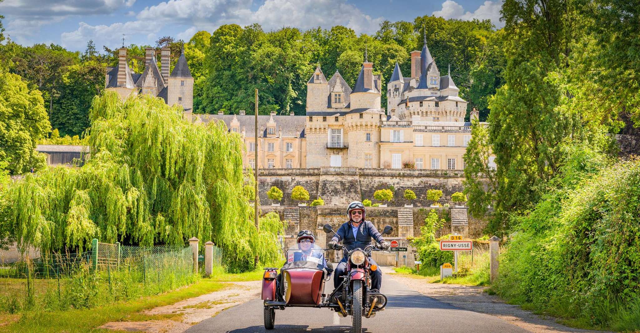 Sillonner la campagne et les vignes en side-car vintage