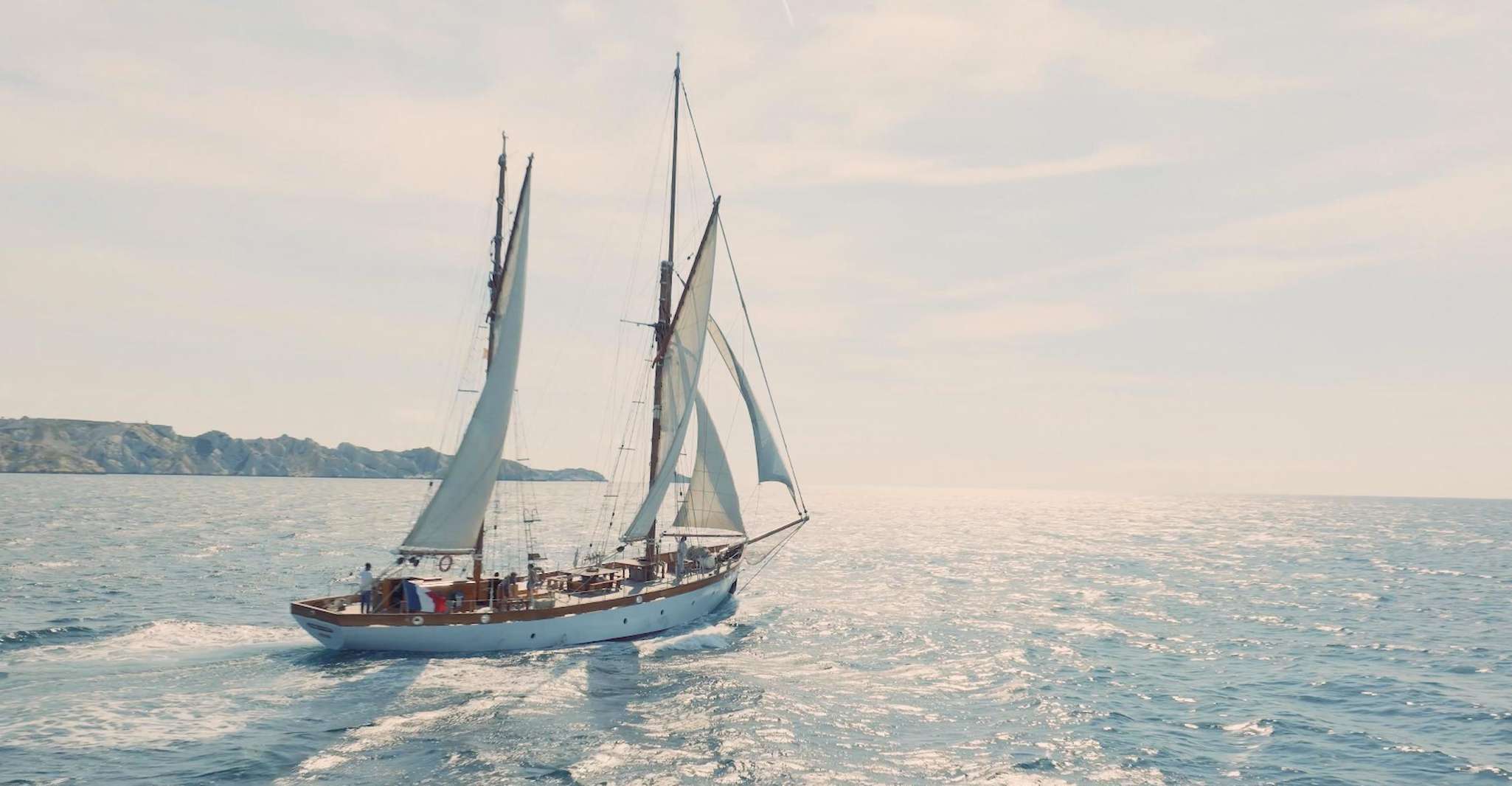 Naviguer en voilier le long des côtes